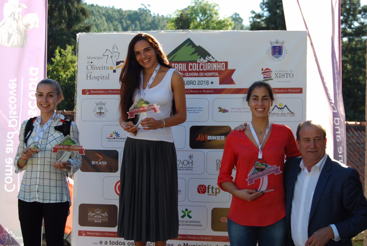 Podium geral do Trail Curto 20 Km, com a vencedora, Susana Salvaterra